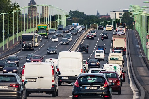 Secteur le plus polluant du monde : il y a urgence à décarboner les transports. Des solutions existent : réduire nos déplacements et ceux de nos marchandises en changeant nos modes de vie et se déplacer autrement.
