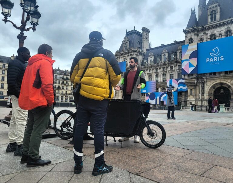 Benoit en formation des nouvelles recrues.
Crédit : Soraya Gady