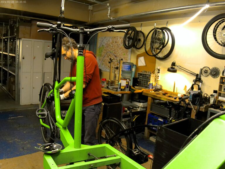 Le responsable de flotte répare les vélos-cargo