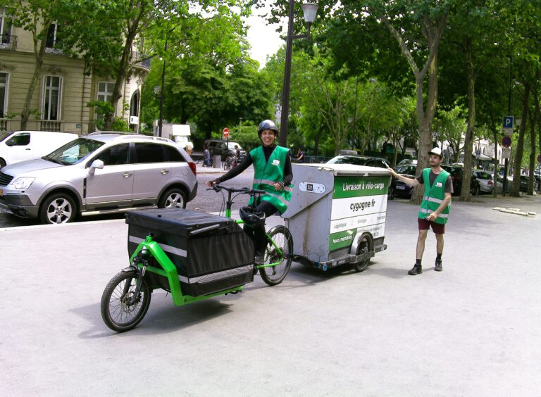 Livreurs avec vélo-cargo et sa remorque